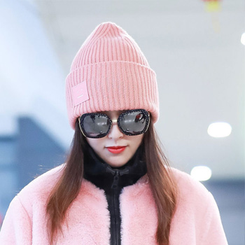 针织帽的诱惑让女人更美，一款针织帽点亮全身